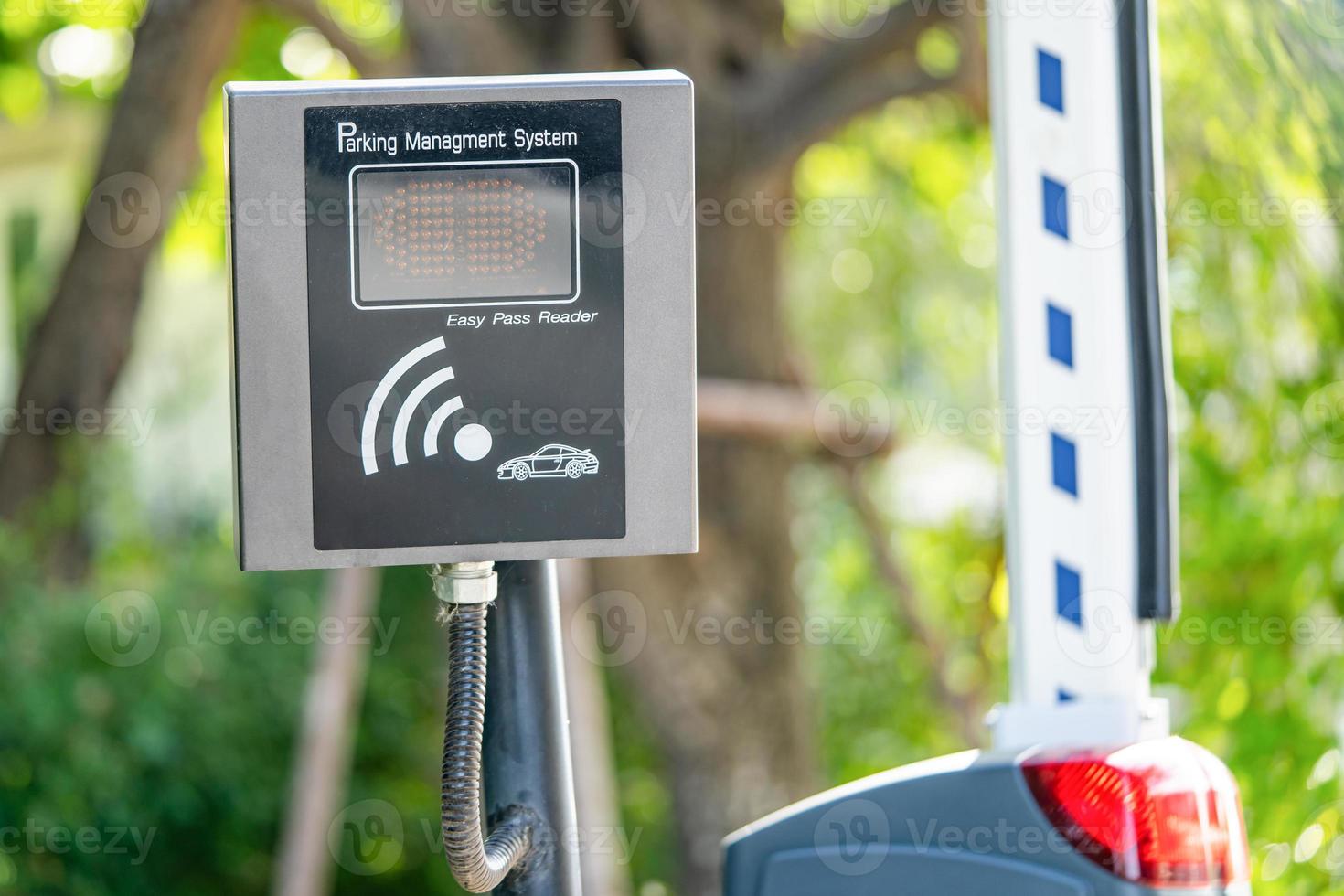 Lecteur à distance Bluetooth longue portée à passage facile pour le contrôle d'accès porte de voie express devant un immeuble de bureaux moderne, système de technologie de gestion de stationnement de sécurité. photo