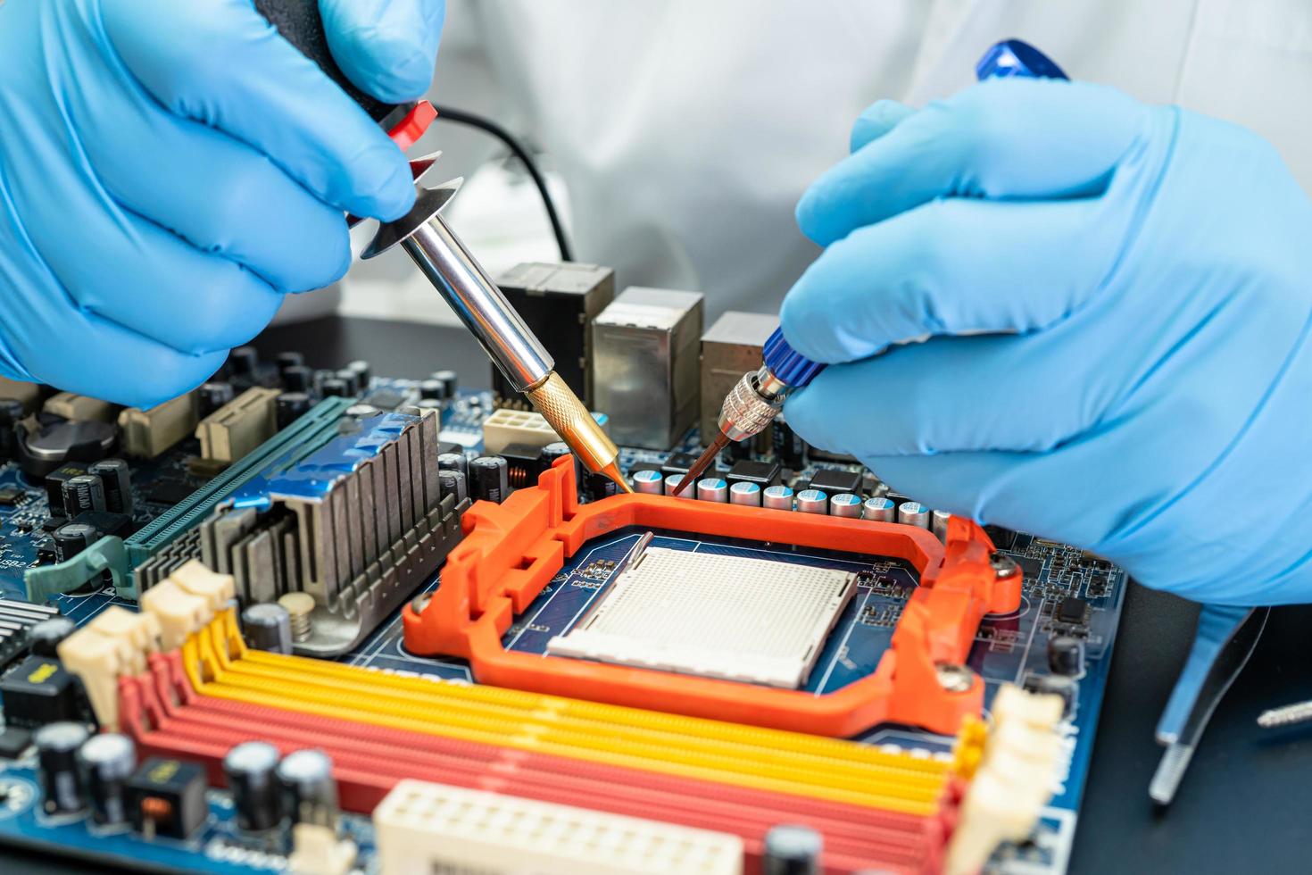 technicien réparant l'intérieur du disque dur en fer à souder. circuit intégré. le concept de données, de matériel, de technicien et de technologie. photo