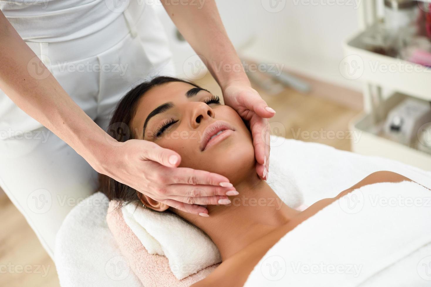 femme recevant un massage de la tête dans un centre de bien-être spa. photo