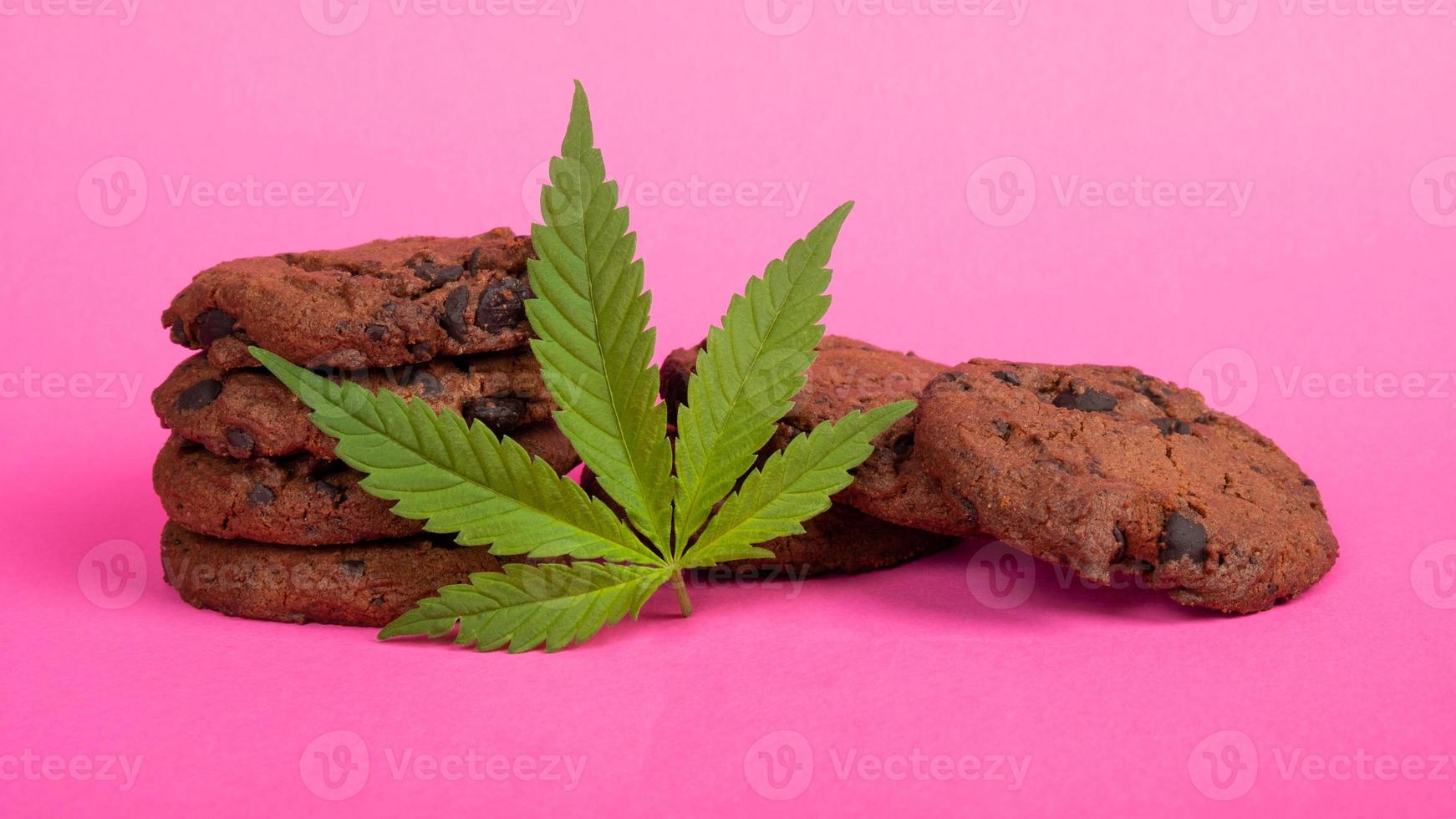 biscuits au chocolat avec effet thc et cbd, aliments sucrés avec de la marijuana photo
