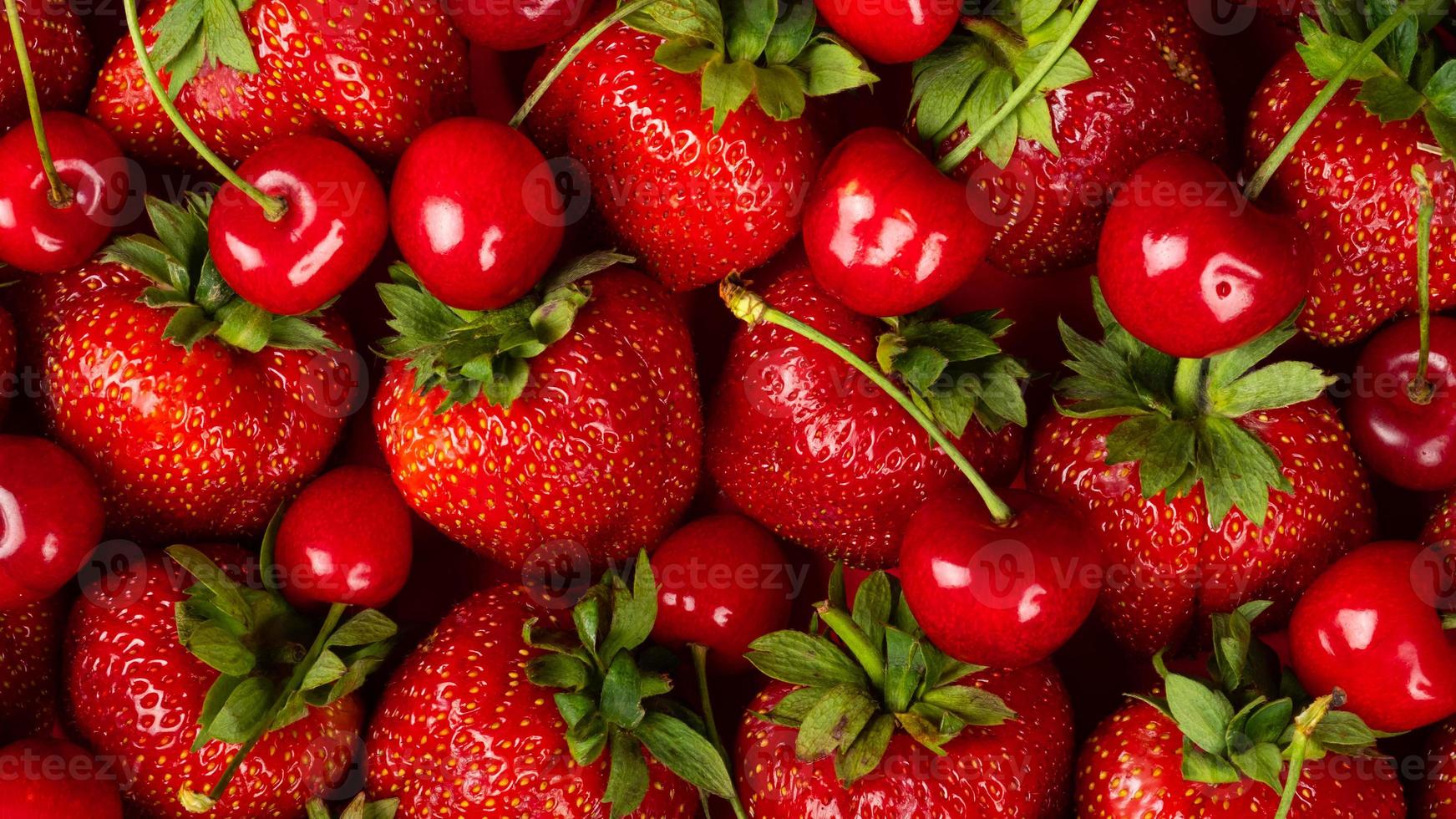 fraises et cerises douces bouchent fond de baies rouges photo