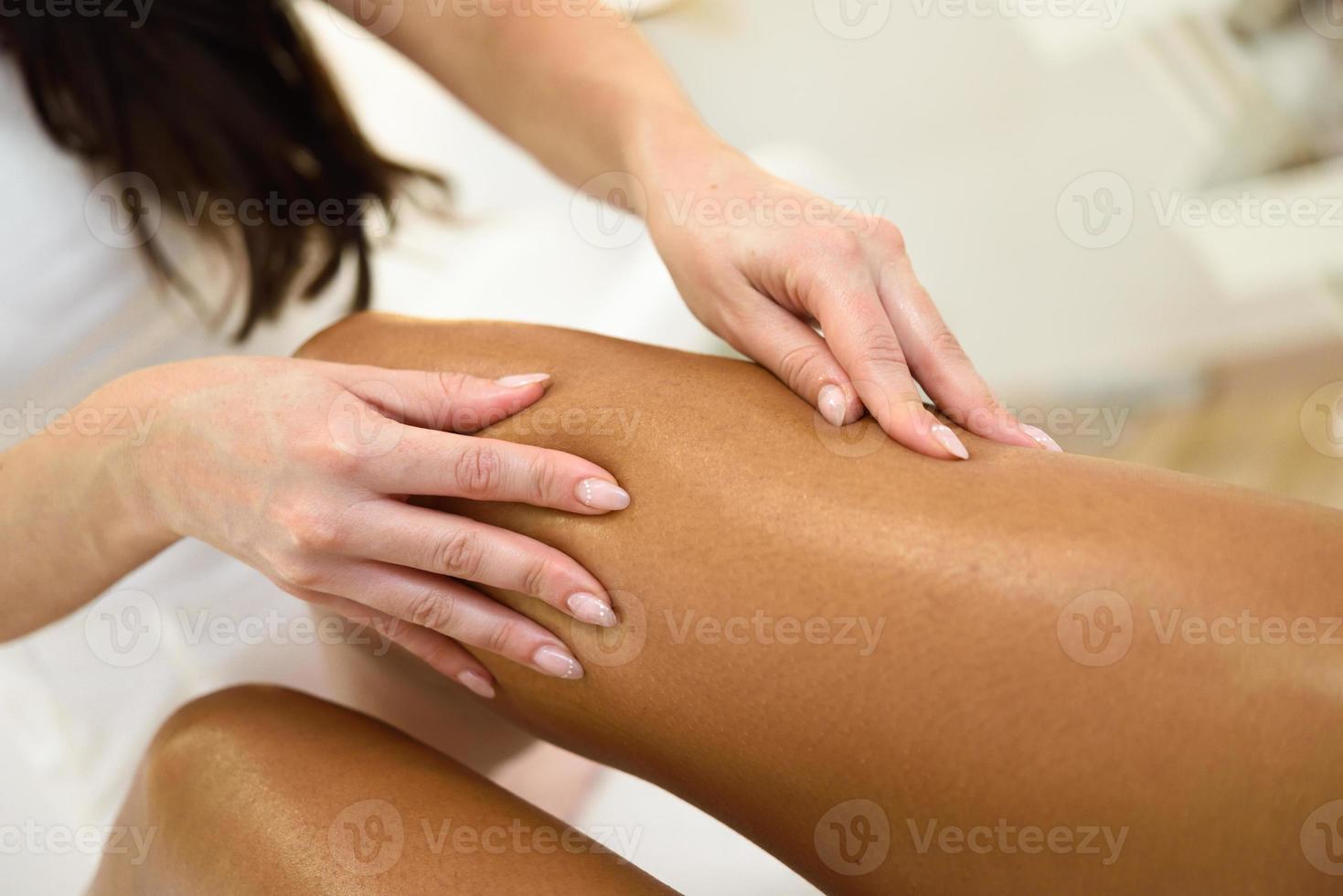 massage de beauté dans la jambe dans un salon de beauté. photo