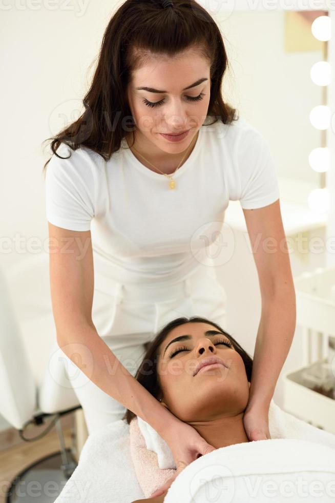 femme recevant un massage de la tête dans un centre de bien-être spa. photo