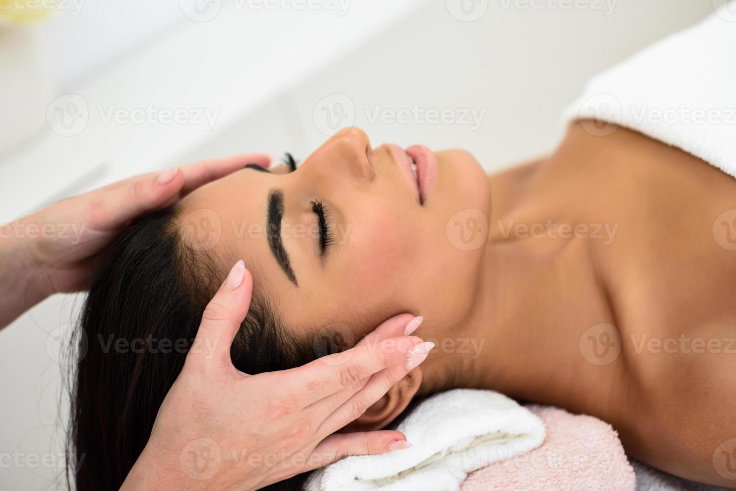 femme recevant un massage de la tête dans un centre de bien-être spa. photo