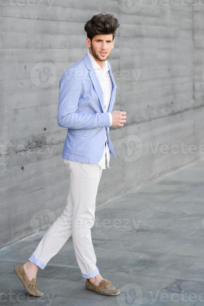 séduisante jeune bel homme, modèle de mode en milieu urbain photo