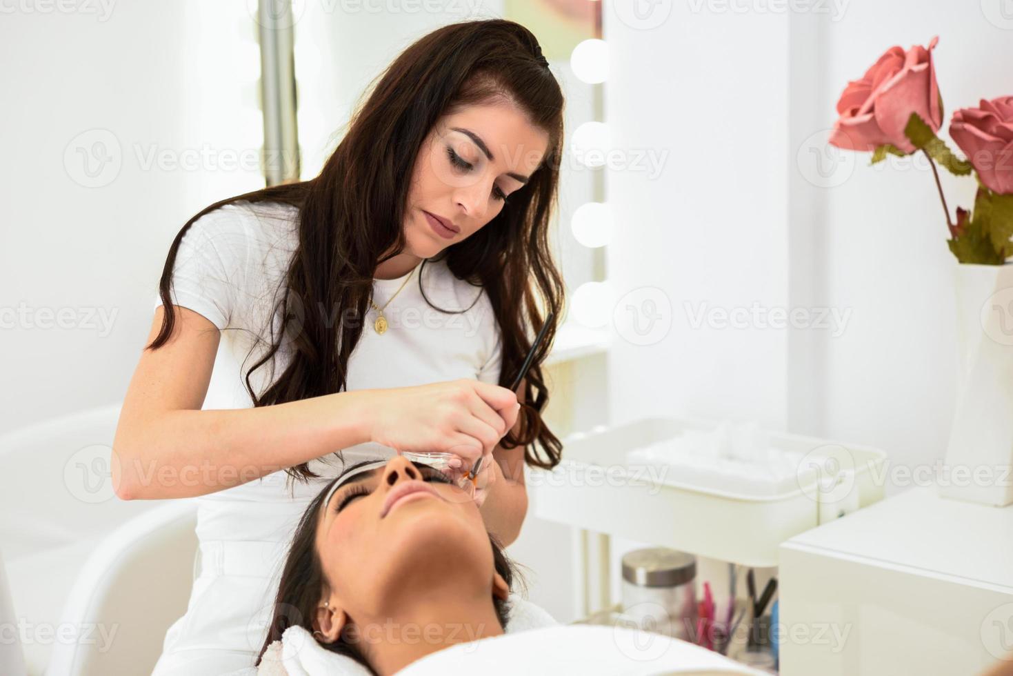 Esthétique appliquer un masque sur le visage d'une belle femme photo