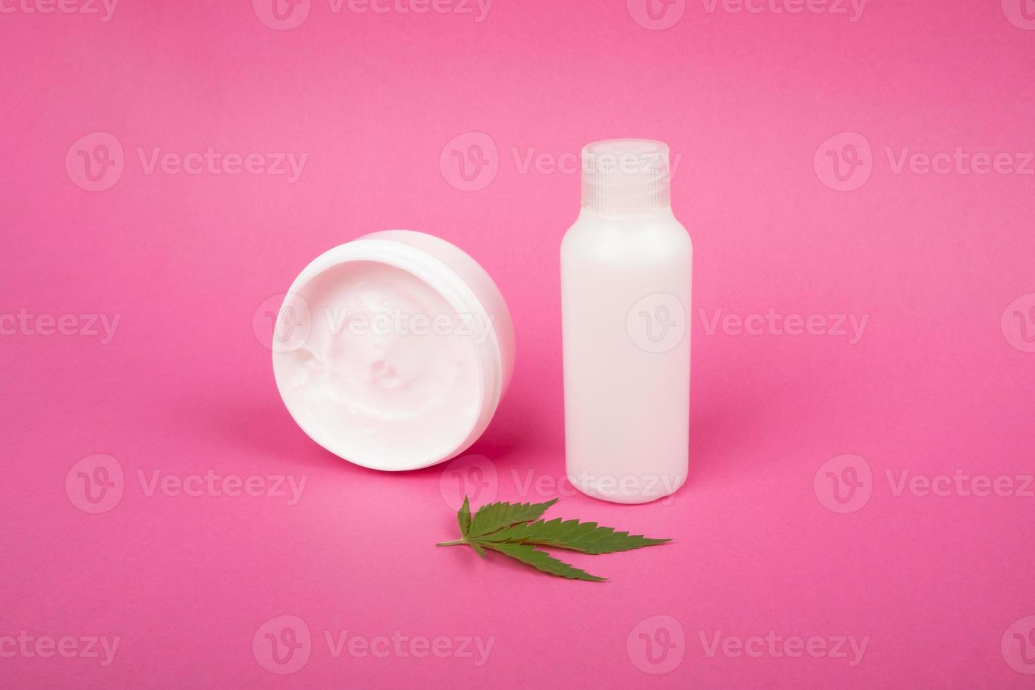 soins du corps, cosmétiques anti-âge pour les soins de la peau avec extrait de marijuana sur fond rose photo