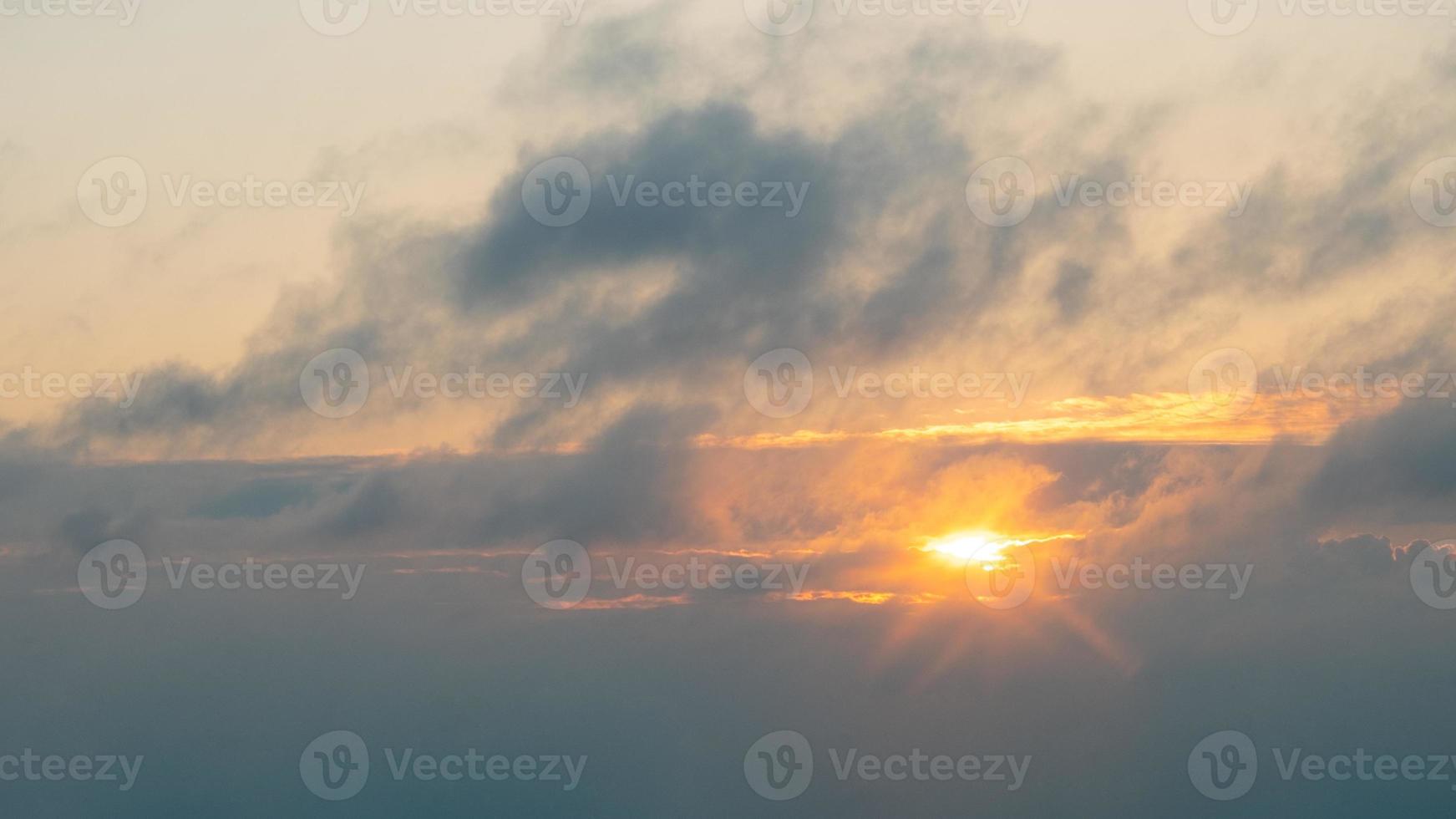 beau ciel coucher de soleil orange avec nuage, le soleil se couche photo