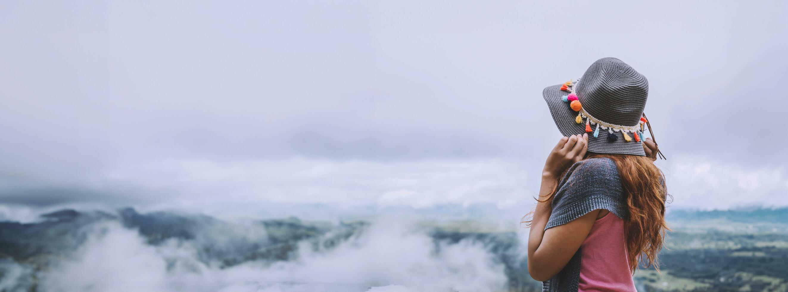 les femmes asiatiques voyagent se détendent pendant les vacances. debout sur la montagne. Thaïlande photo