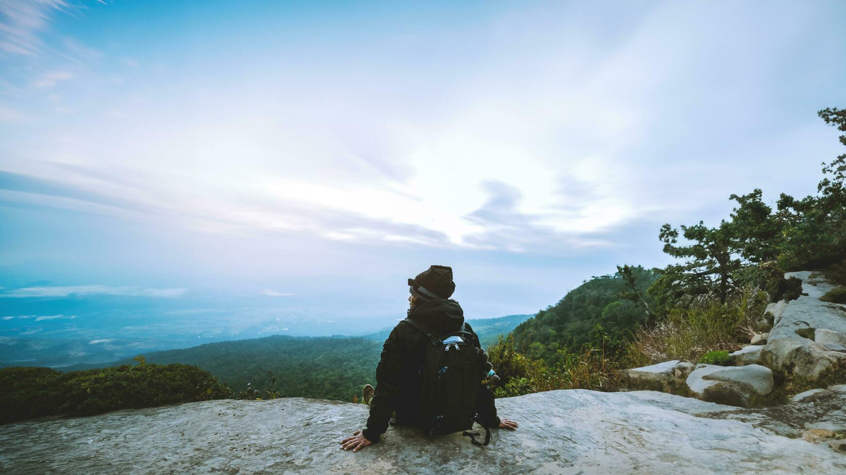 Hommes asiatiques Voyage se détendre dans le vacances. admirer le atmosphère paysage sur le montagne. Montagne parc Heureusement. dans Thaïlande photo