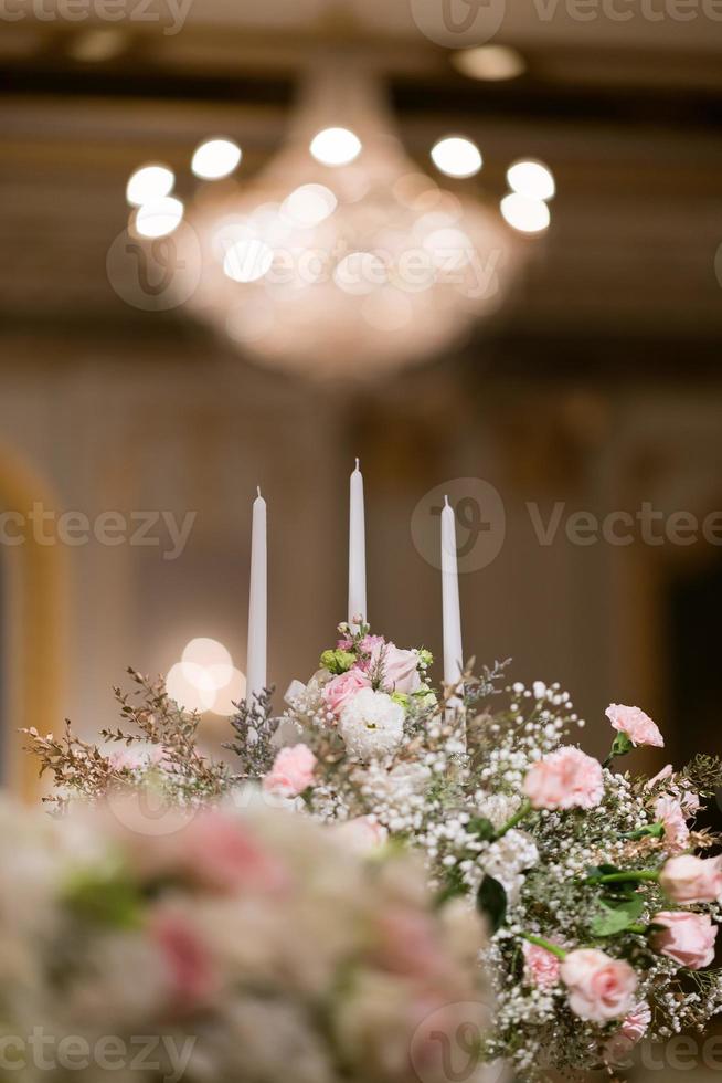 bougie dans le noir, bougie de mariage avec fond clair bokeh photo