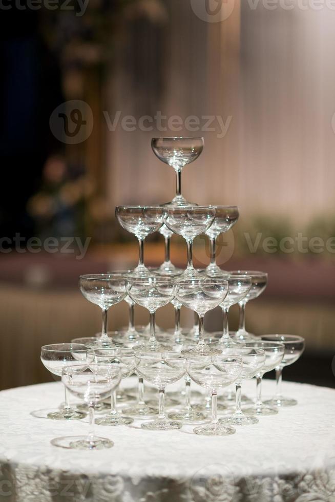 verre à vin vide avec arrière-plan flou photo