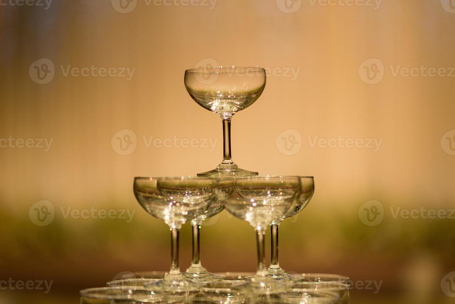 verre à vin vide avec arrière-plan flou photo