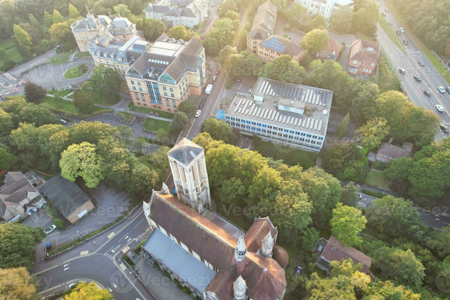 magnifique aérien métrage de Britanique touristique attraction à mer vue de bournemouth ville de Angleterre génial Bretagne Royaume-Uni. haute angle image capturé avec drone caméra sur septembre 9ème, 2023 pendant le coucher du soleil photo