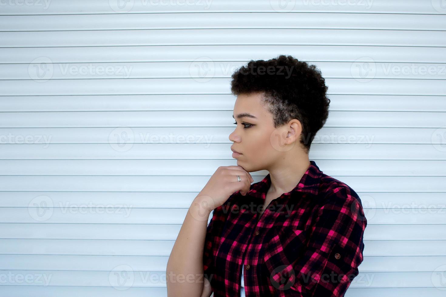 femme afro-américaine sérieuse et belle aux cheveux courts, style de vie photo