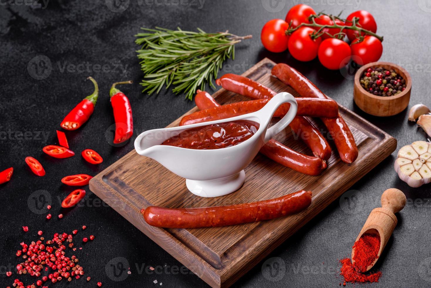 assaisonnement épicé de la cuisine géorgienne adjika dans un bol avec poivron rouge et ail photo