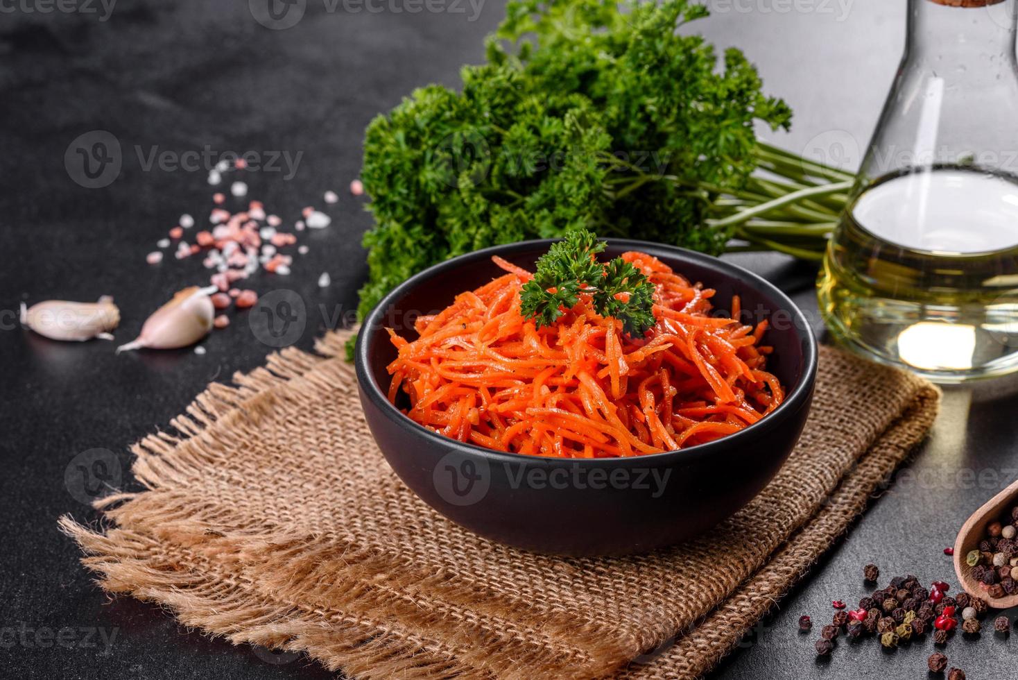 délicieuses carottes coréennes lumineuses juteuses épicées dans des plats en céramique photo