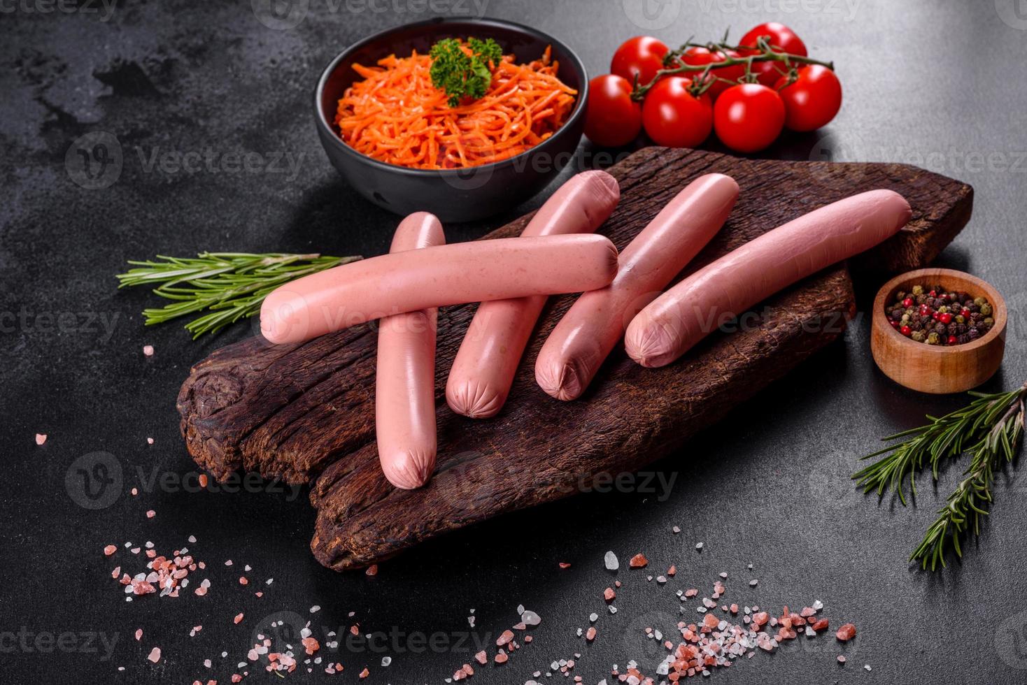 délicieuses saucisses bouillies fraîches avec des légumes et des épices photo