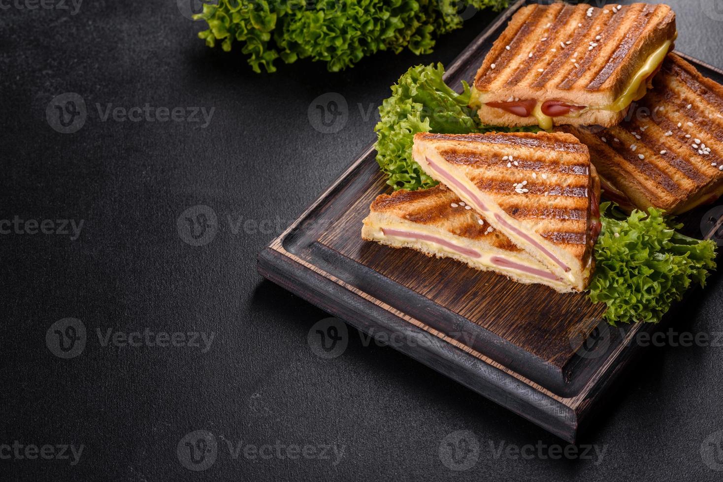 délicieux toasts grillés frais avec du fromage et du jambon photo