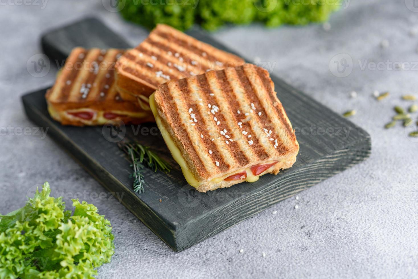 délicieux toasts grillés frais avec du fromage et du jambon photo