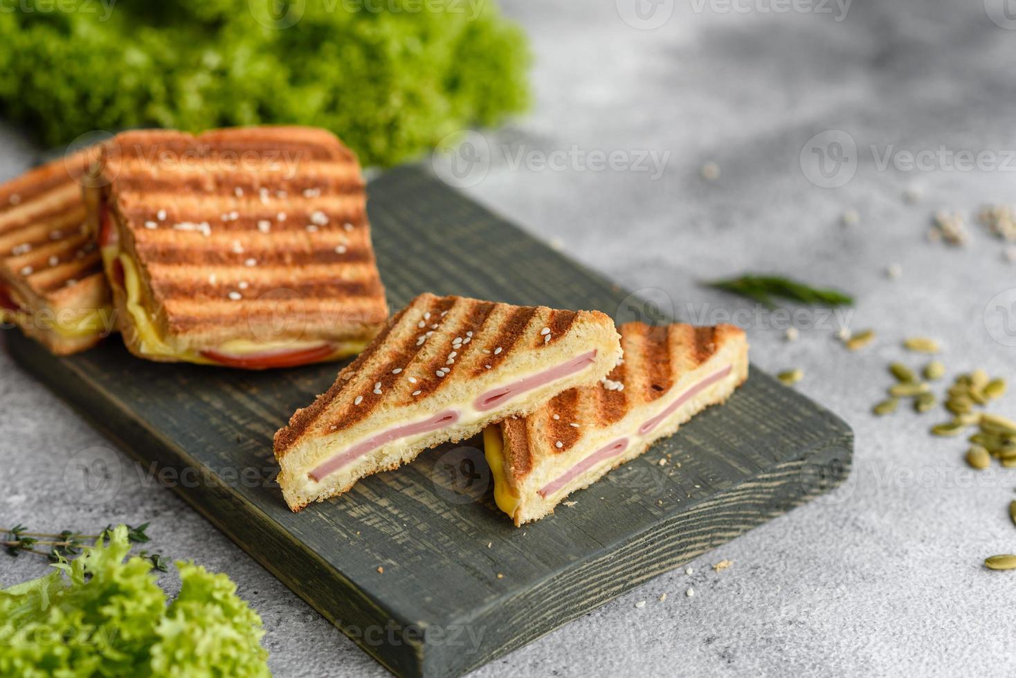 délicieux toasts grillés frais avec du fromage et du jambon photo