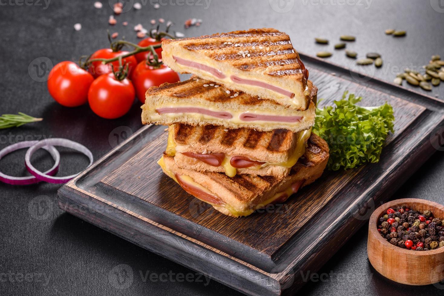 délicieux toasts grillés frais avec du fromage et du jambon photo