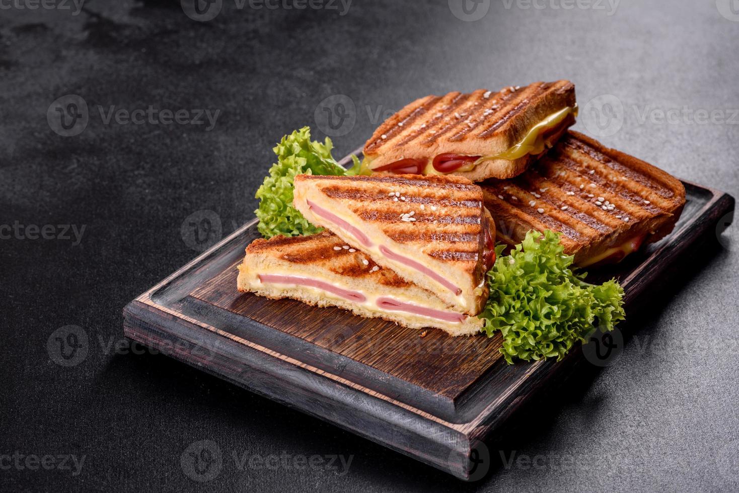 délicieux toasts grillés frais avec du fromage et du jambon photo