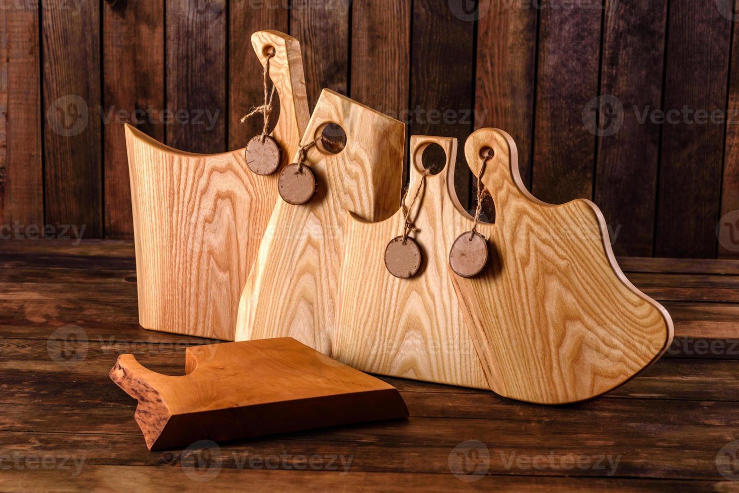 ensemble de belles planches à découper en bois sur une table en bois photo