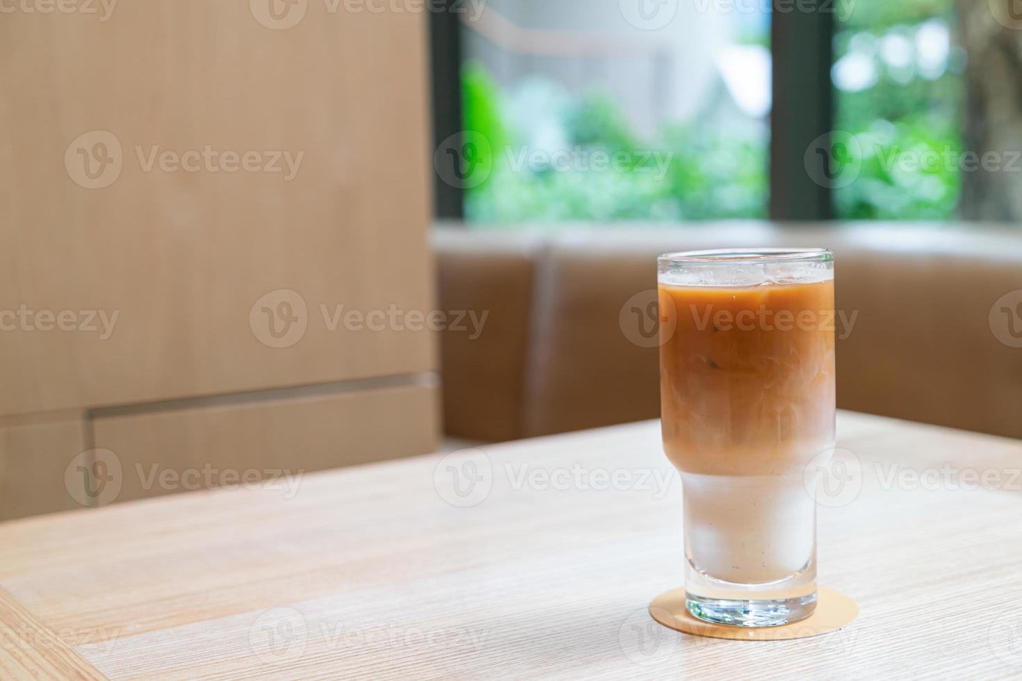 Verre à café latte glacé dans un café-restaurant et un restaurant photo