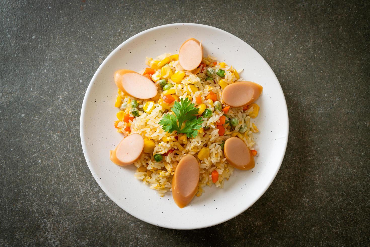 riz frit avec saucisse et légumes mélangés photo