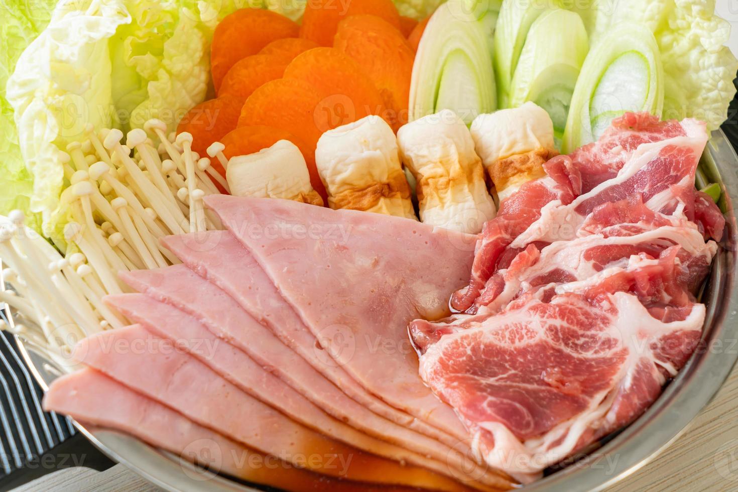 soupe noire sukiyaki ou shabu hot pot avec de la viande crue et des légumes - style de cuisine japonaise photo