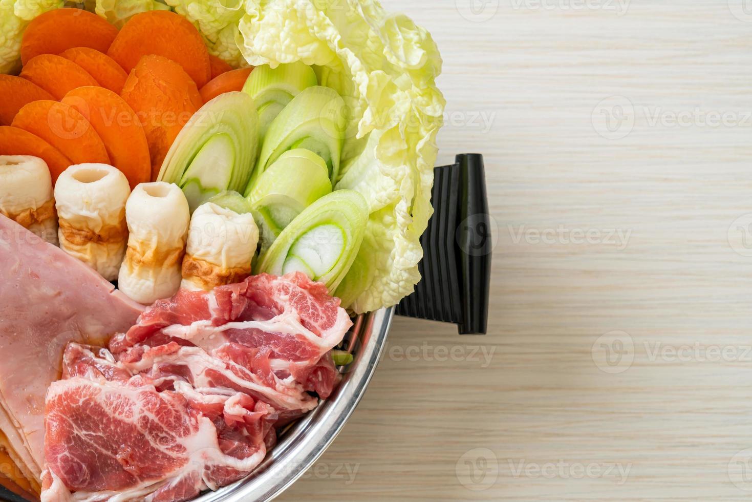 soupe noire sukiyaki ou shabu hot pot avec de la viande crue et des légumes - style de cuisine japonaise photo