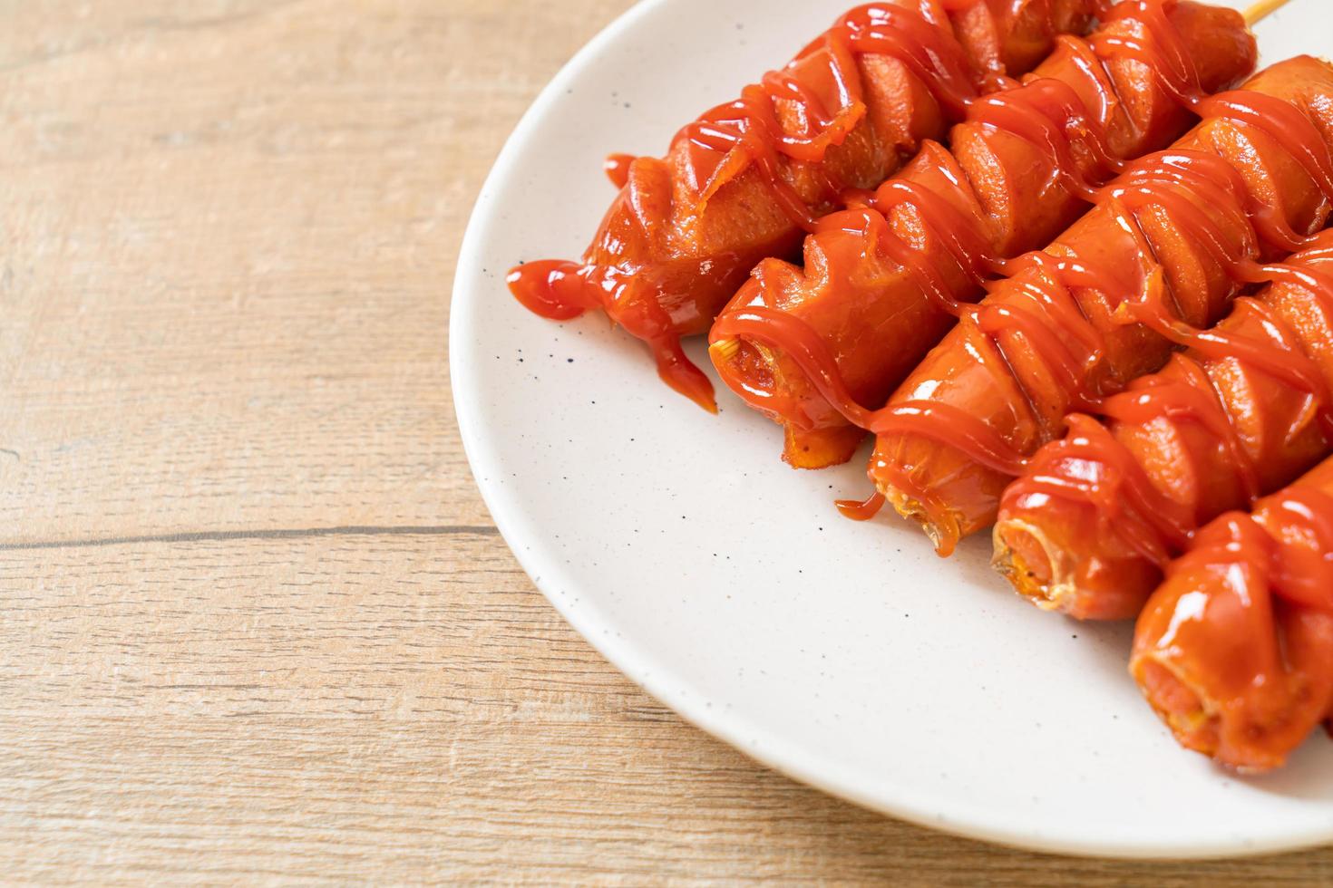 brochette de saucisses frites avec du ketchup sur une plaque blanche photo