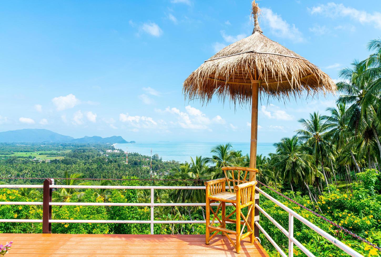 chaise vide sur balcon avec fond de point de vue mer océan en thaïlande photo