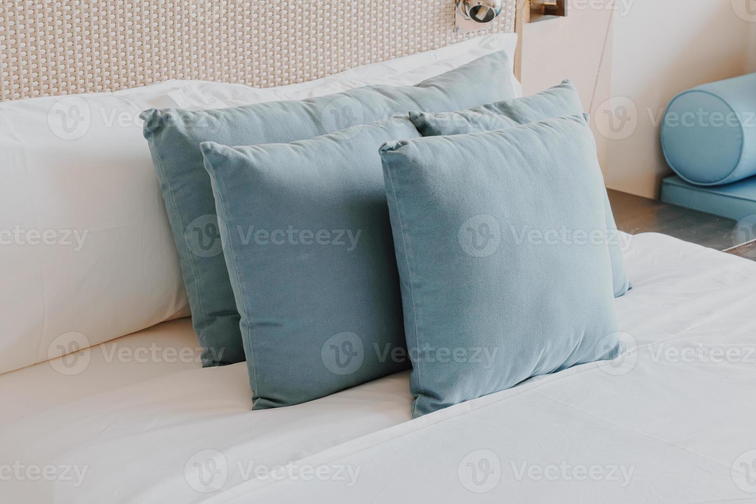 belle et confortable décoration d'oreiller à l'intérieur de la chambre photo