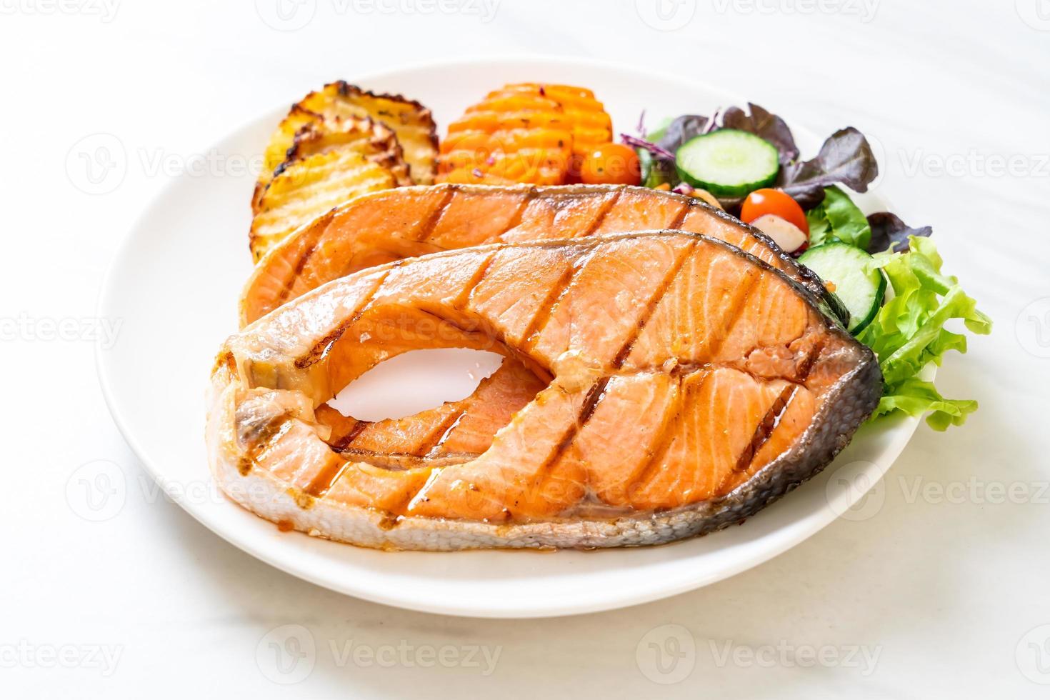 Double filet de saumon grillé aux légumes photo