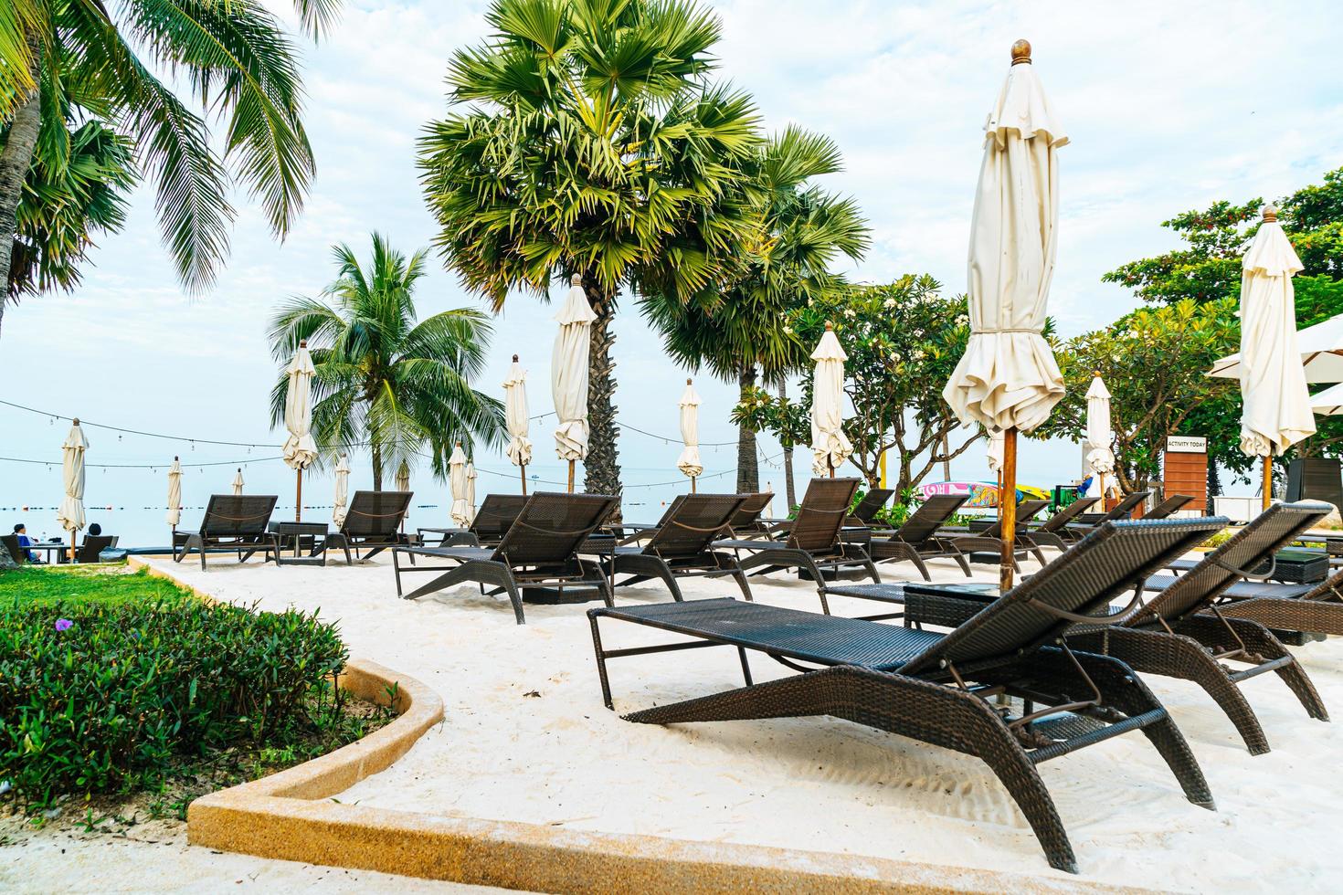 chaise de plage vide avec des palmiers sur la plage avec fond de mer photo