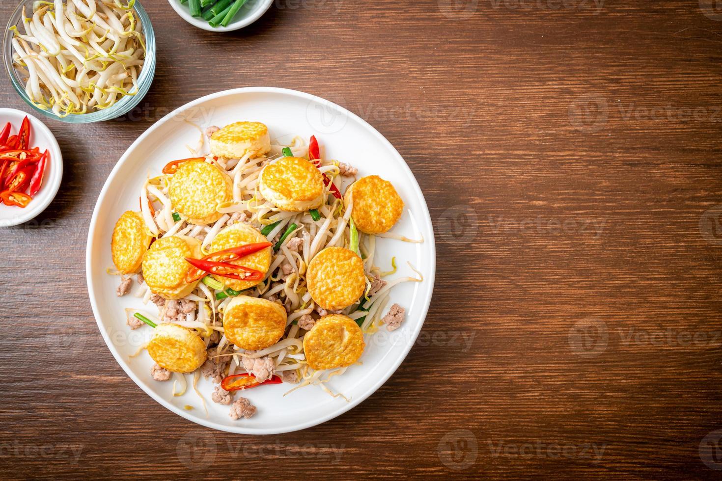 fèves germées sautées, tofu aux œufs et porc émincé - style cuisine asiatique photo