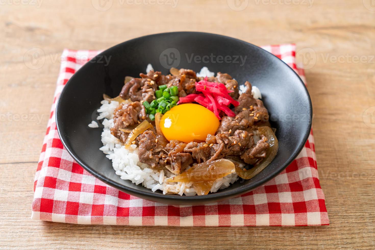 boeuf tranché sur riz garni avec oeuf, ou gyudon - style de cuisine japonaise photo