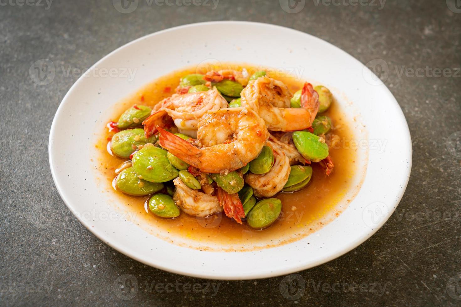 fèves torsadées sautées aux crevettes photo