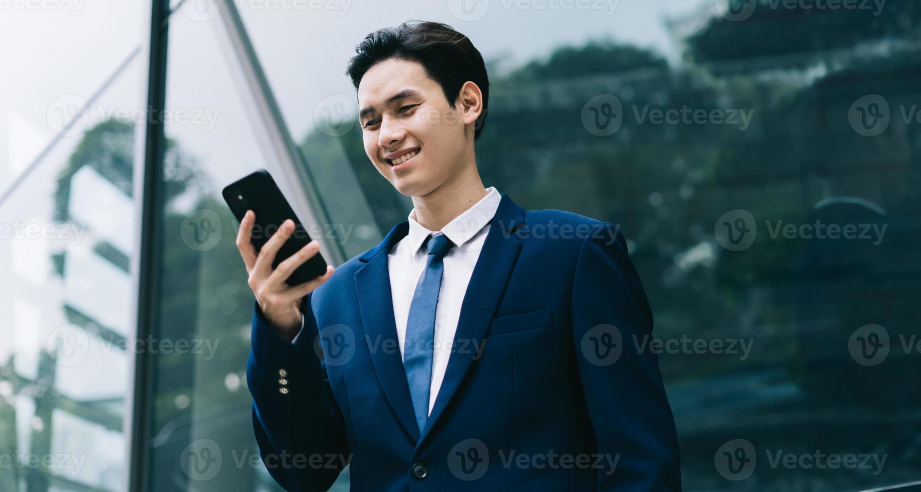 jeune homme d'affaires asiatique avec fond de bâtiment moderne photo