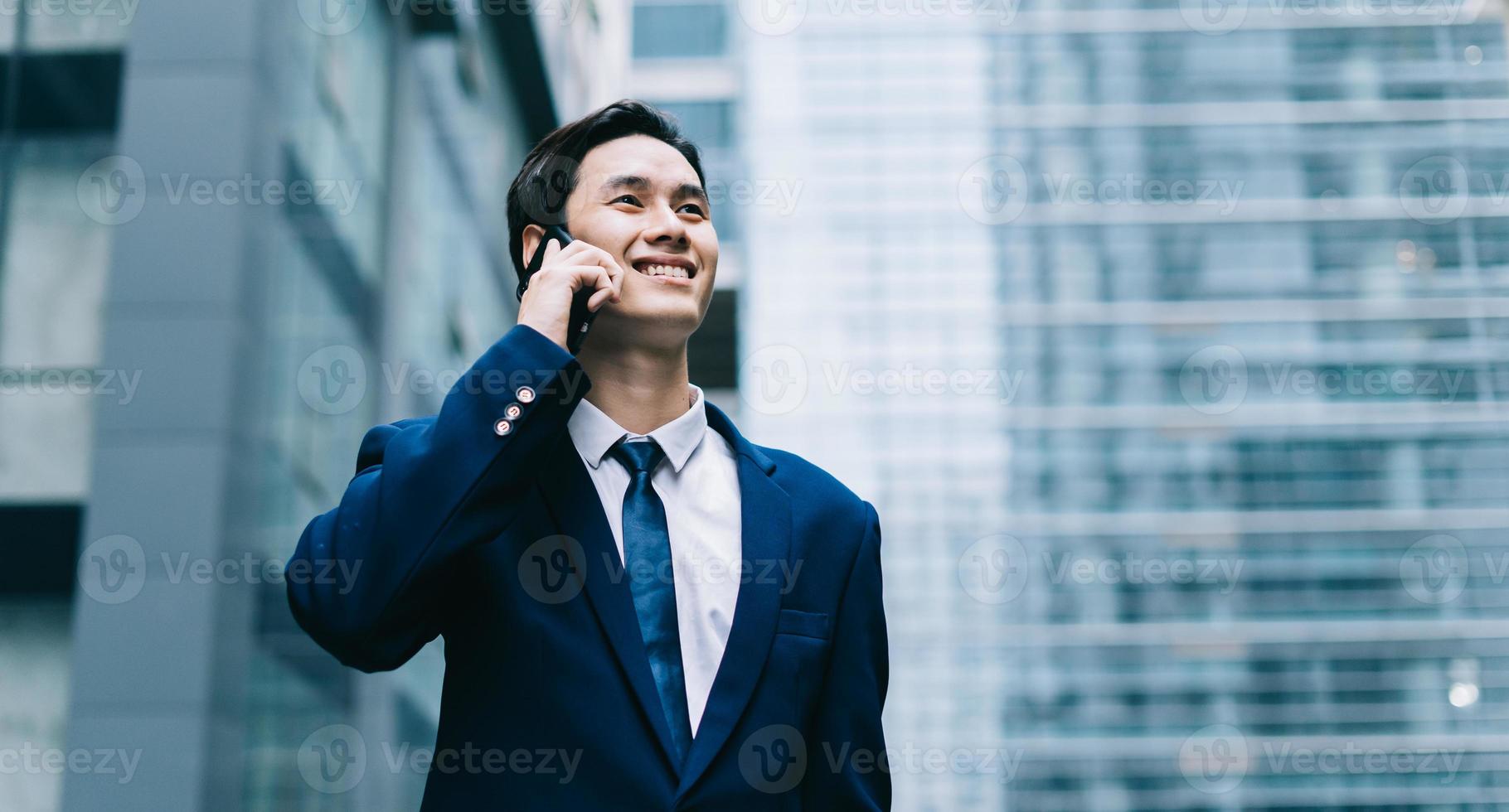 jeune homme d'affaires asiatique avec fond de bâtiment moderne photo