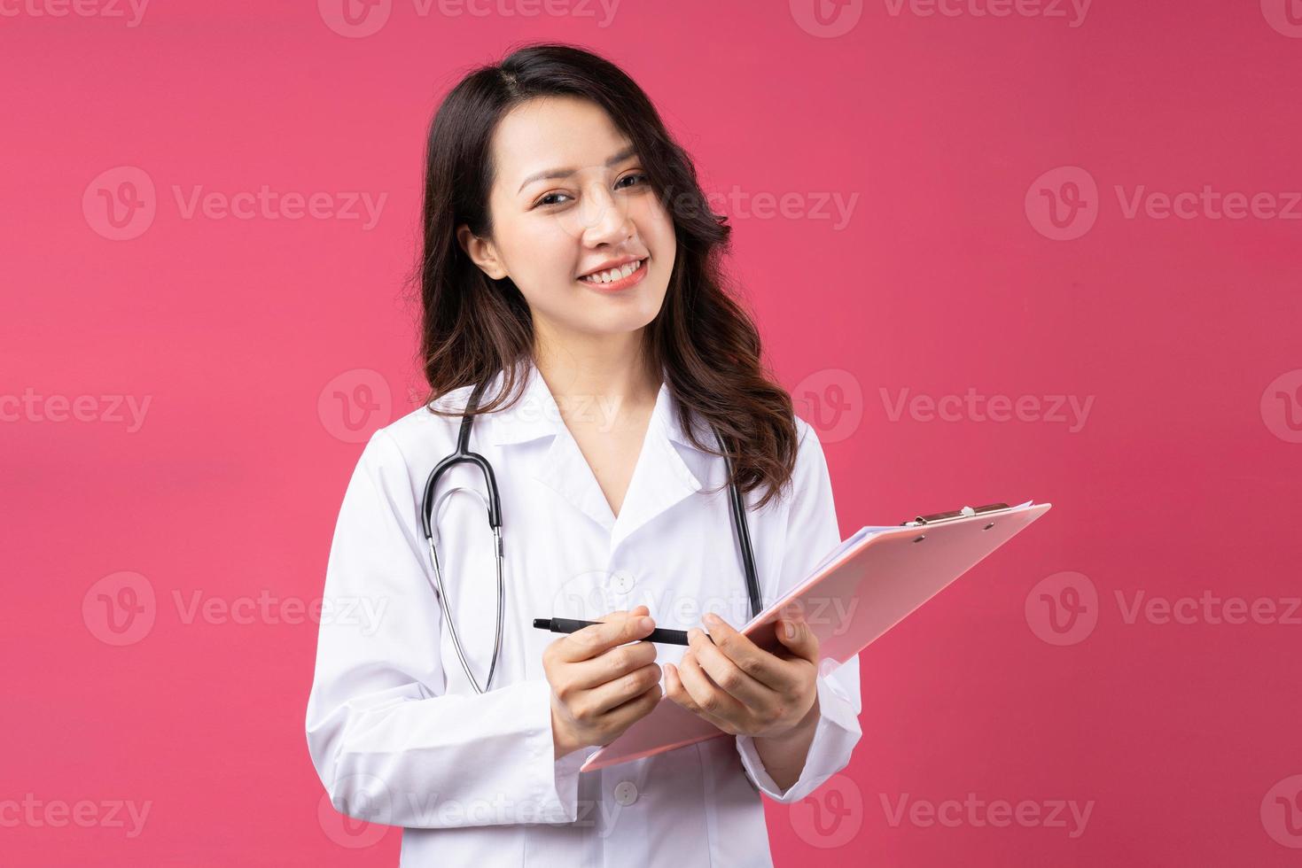 jeune femme médecin asiatique avec une expression joyeuse sur fond photo