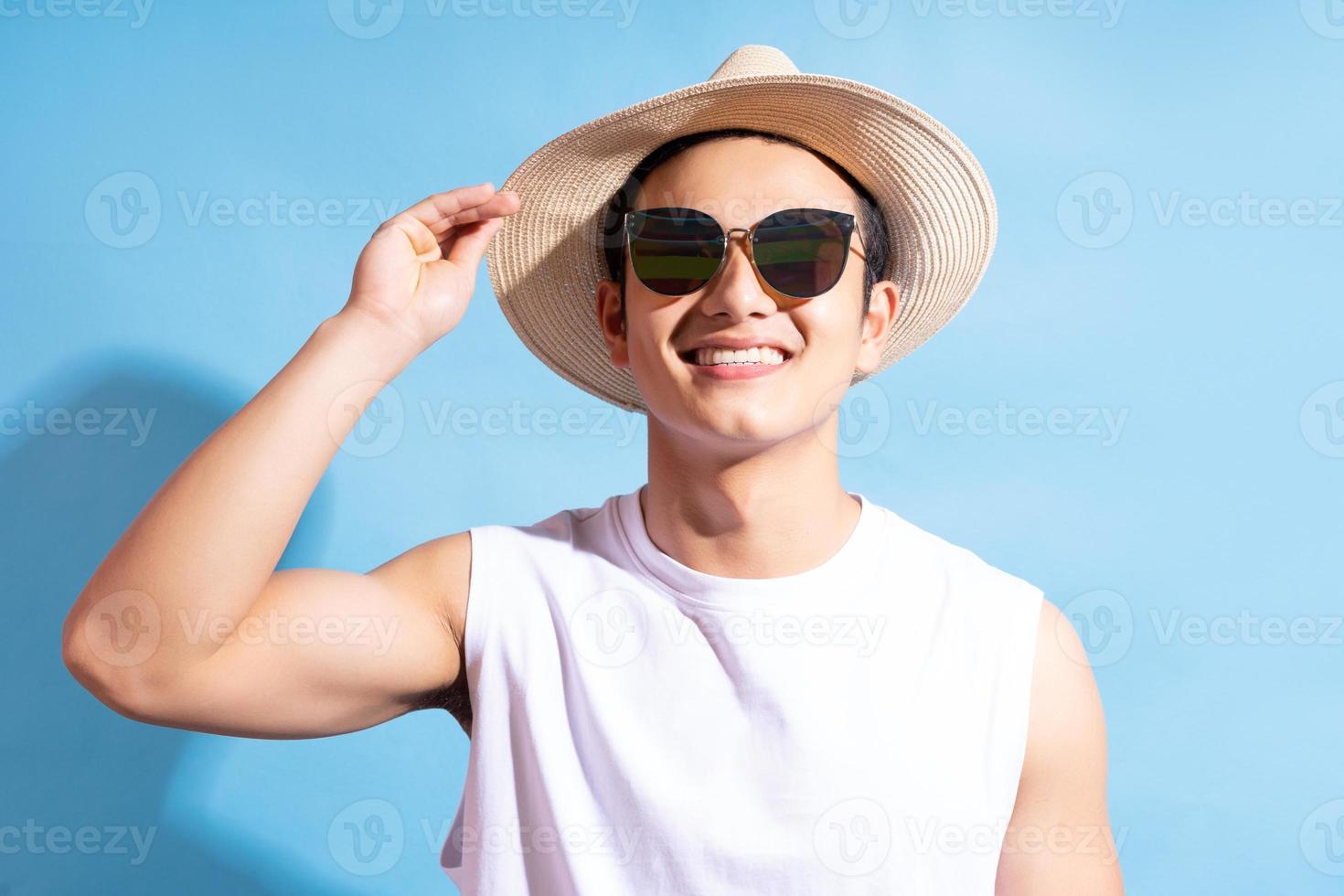 portrait d'un bel homme asiatique portant des lunettes de soleil photo