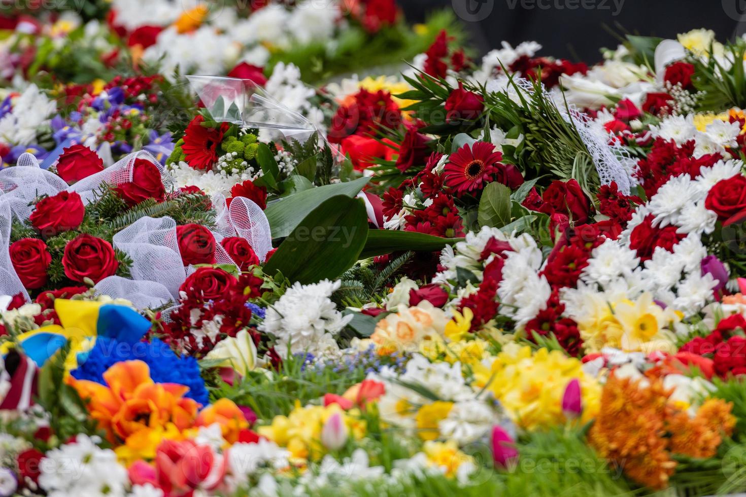 bouquet de fleurs avec ruban de drapeau ukrainien. jour de la dépendance de l'ukraina - image photo