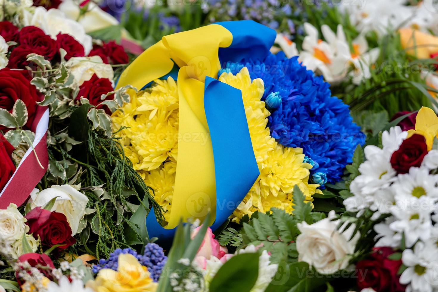 bouquet de fleurs avec ruban de drapeau ukrainien. jour de la dépendance de l'ukraina - image photo
