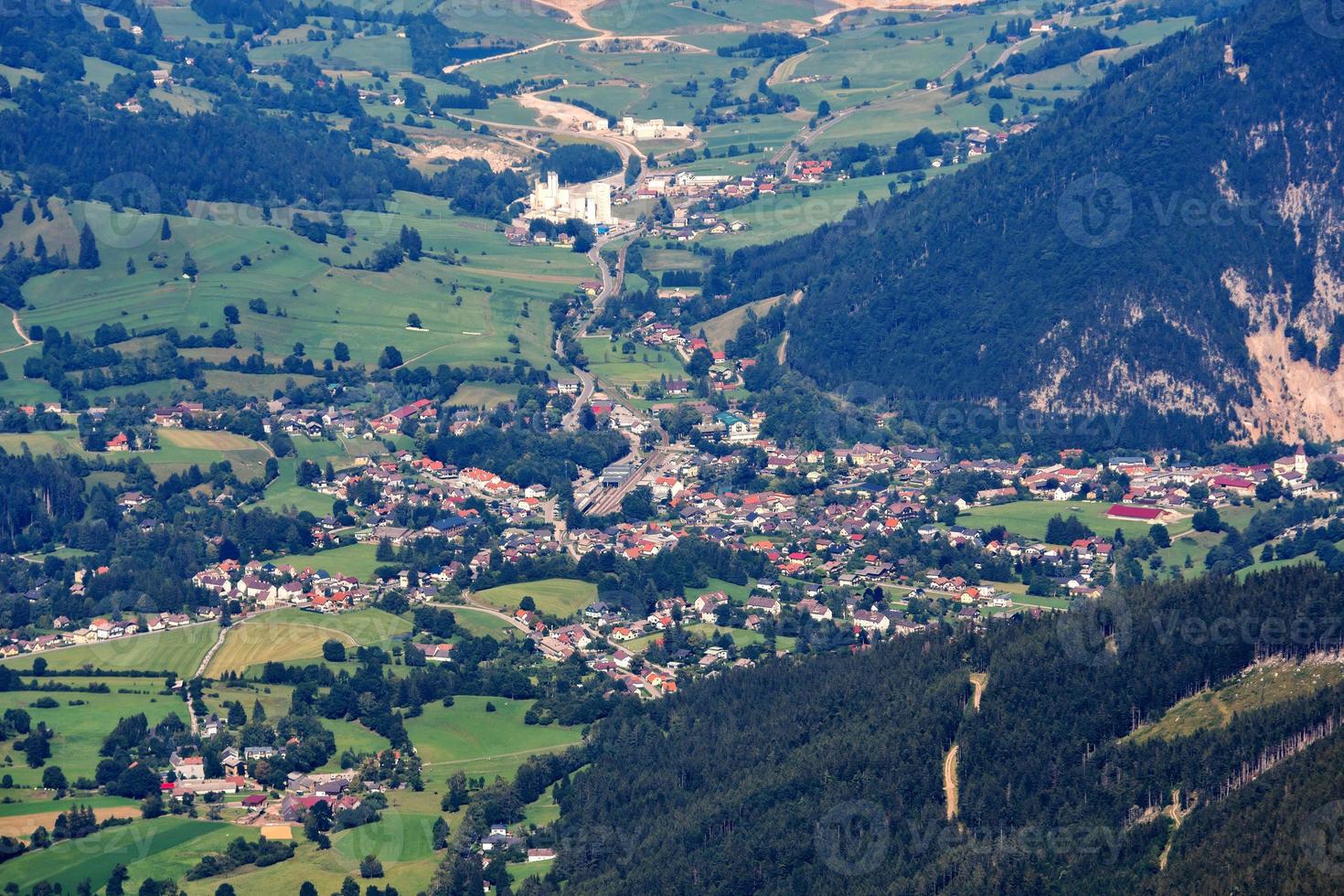 le paysage de montagne alpin autrichien par une brumeuse journée d'automne. photo