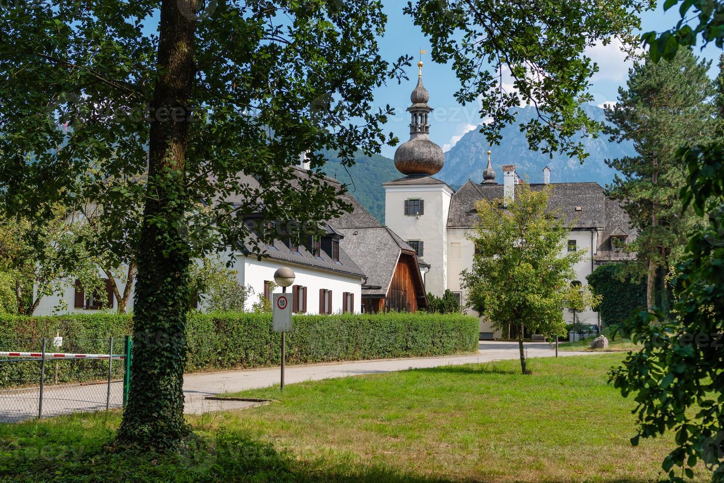 gmunden schloss ort ou complexe schloss orth dans le lac traunsee dans la ville de gmunden, en autriche. photo