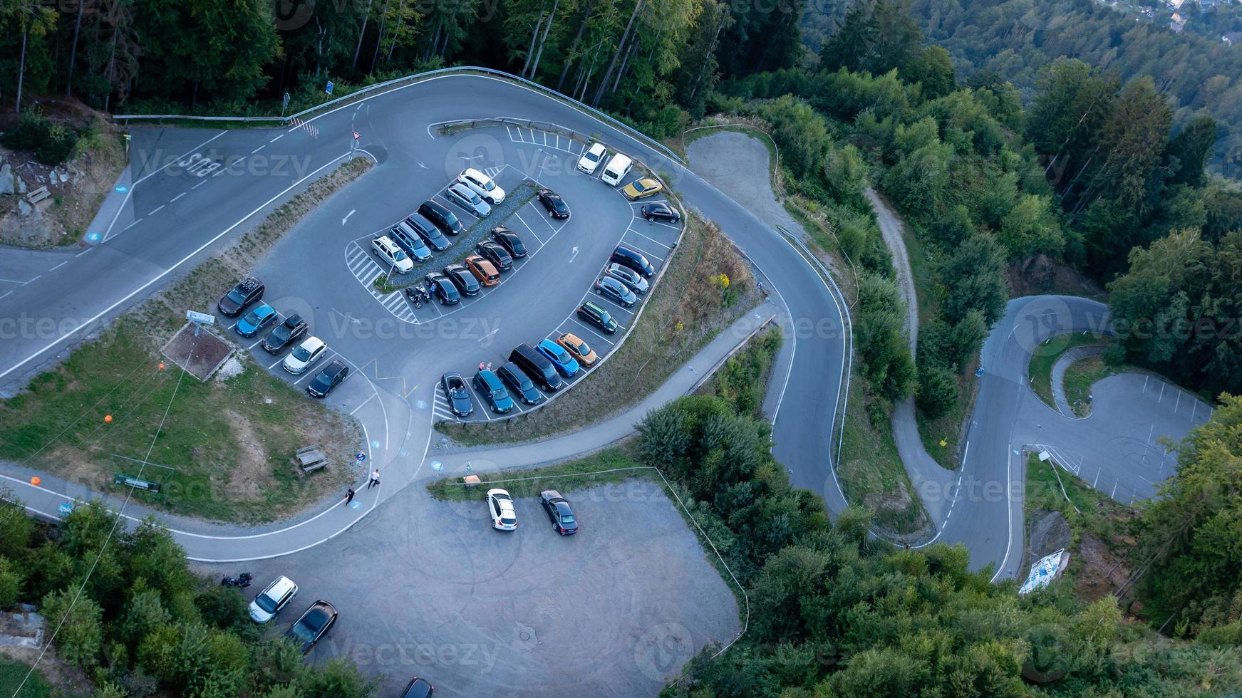 Vue du soir de la tour d'observation pyramidenkogel au parking et à la montagne serpentine, Carinthie, Autriche photo