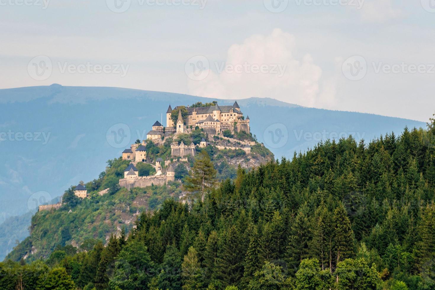 partie supérieure du château de hochosterwitz sur la colline de montagne en autriche - image photo